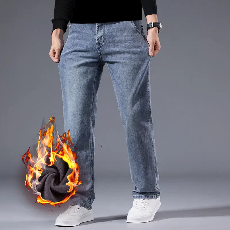 Jeans rétro délavés coupe droite ample pour hommes en denim clair, avec des surpiqûres visibles et une doublure en molleton gris foncé confortable, avec un motif de flammes au niveau du genou.