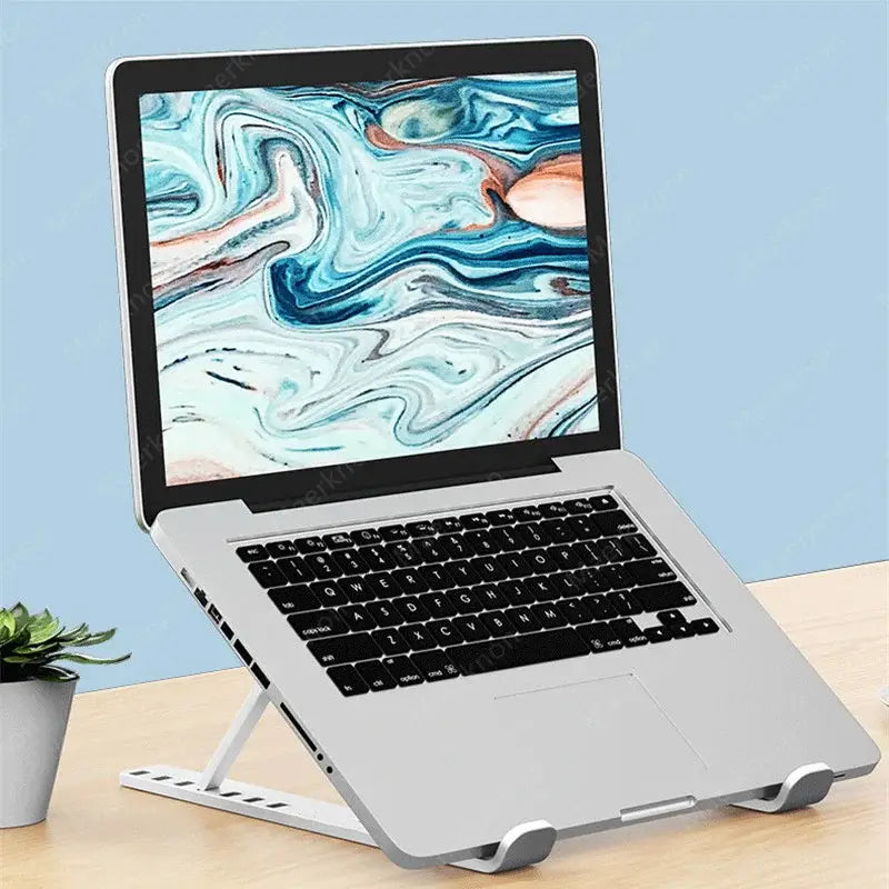 Silberner Laptopständer mit verstellbarer Höhe und eleganten minimalistischen Design für die Nutzung am Schreibtisch als tragbarer Halter für Notebooks und Tablet-Zubehör.