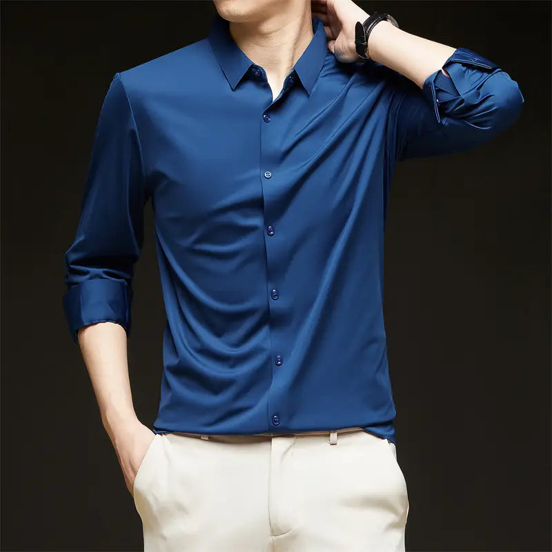 Camisa de vestir para hombre sin arrugas color azul marino elegante, con mangas largas, cuello impecable y puños enrollados con esmero.