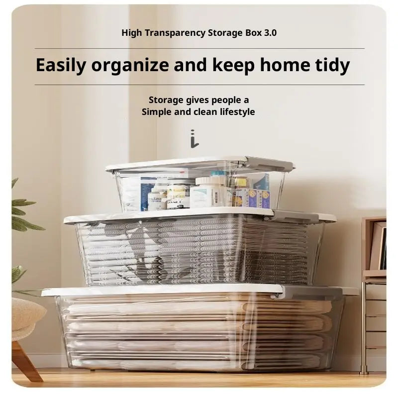 Boîtes de rangement en plastique transparent avec couvercles et loquets blancs empilées dans des tailles différentes, comprenant une taille environ grande, pour un rangement organisé et un accès facile