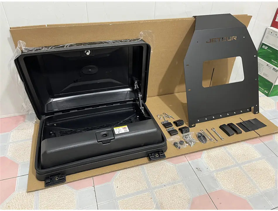 Schwarze Jetour Hard-Shell Laderaum-Box für die Ladefläche mit integriertem Deckel und seitlich montiertem Griff für den Jetour Traveller T2 Dachbox-Aufbewahrungsträger.