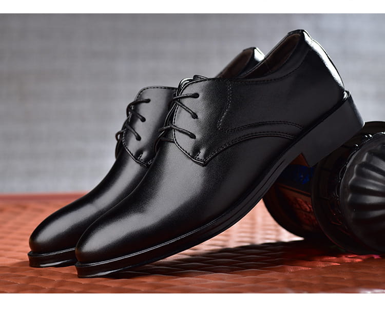 Schwarze Herren-Oxford-Lederschuhe mit polierter Oberfläche und klassischem Schnürdesign.