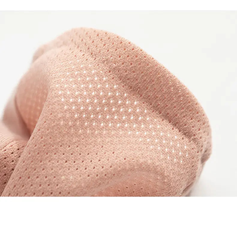 Ein weicher blassrosafarbener Mesh-UV-Schutz-Maniküre-Fahrhandschuh für Damen mit einem atmungsaktiven, perforierten Design