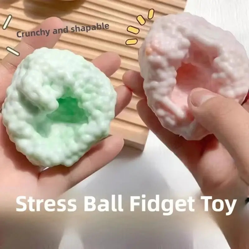deux jouets anti-stress souples en peau de neige en forme de nuage, aux couleurs pastel, avec des surfaces texturées et des centres creux, vus de face.