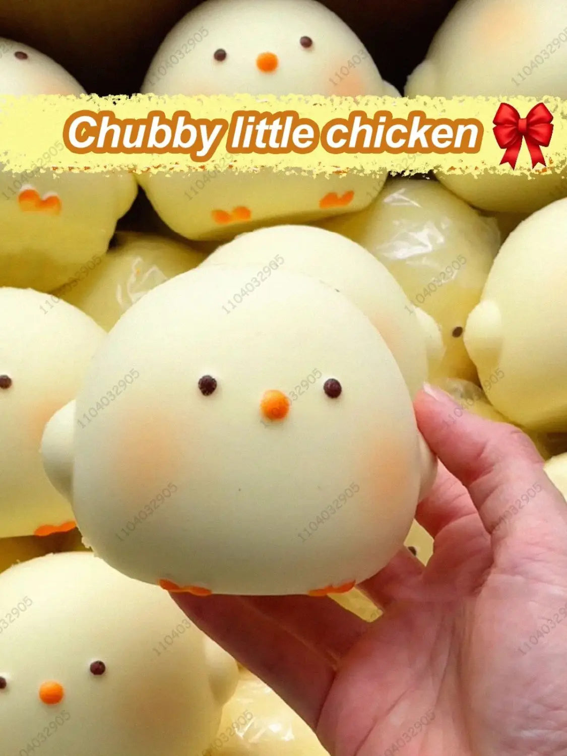 Vista frontal de un tierno juguete blando tipo gallina gigante blanca con pico y patas naranjas, ojos de puntos negros y mejillas sonrosadas, diseñado para aliviar el estrés.