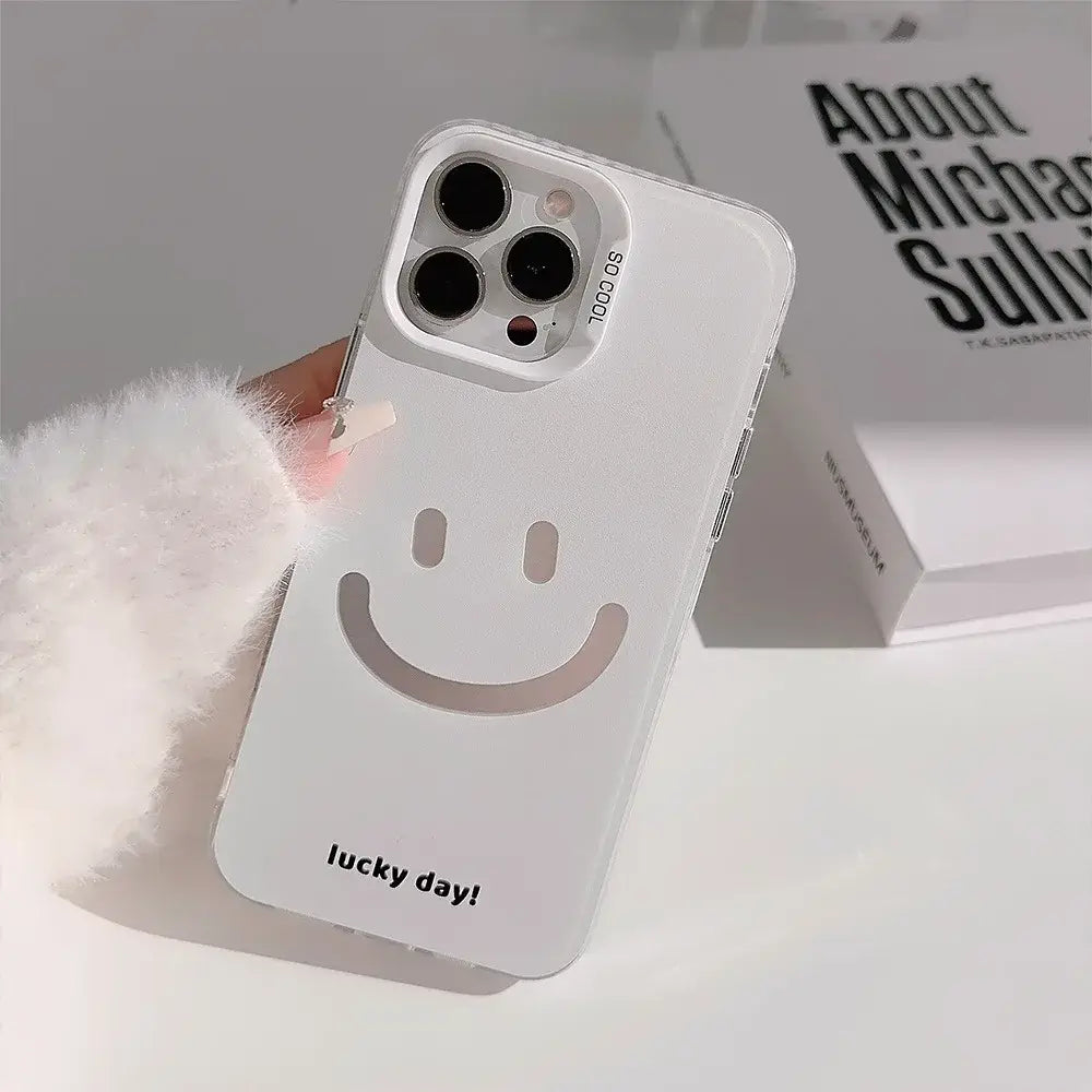 Estuche para iPhone transparente blanco con diseño de carita sonriente y el texto «Lucky Day» mostrado en el lado posterior, en una funda minimalista