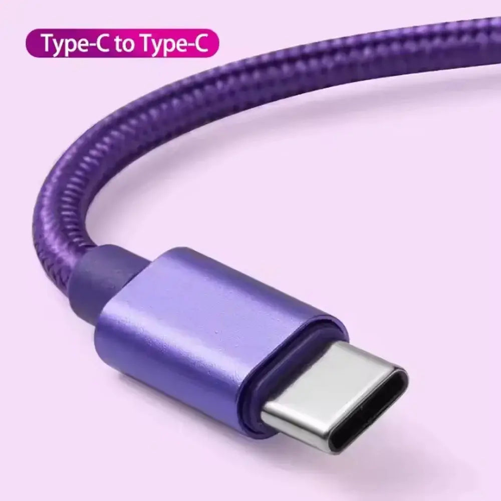 Câble de charge rapide USB C 60 W tressé violet avec connecteurs métalliques type-c vers type-c pour le transfert des données et de l’alimentation.