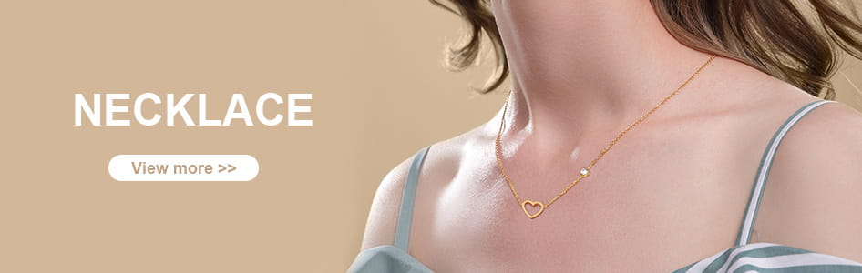 Ras-du-cou en lave dorée en or comprenant un délicat pendentif en forme de cœur doré, rehaussé d’un petit accent de perle, porté avec élégance contre la peau.