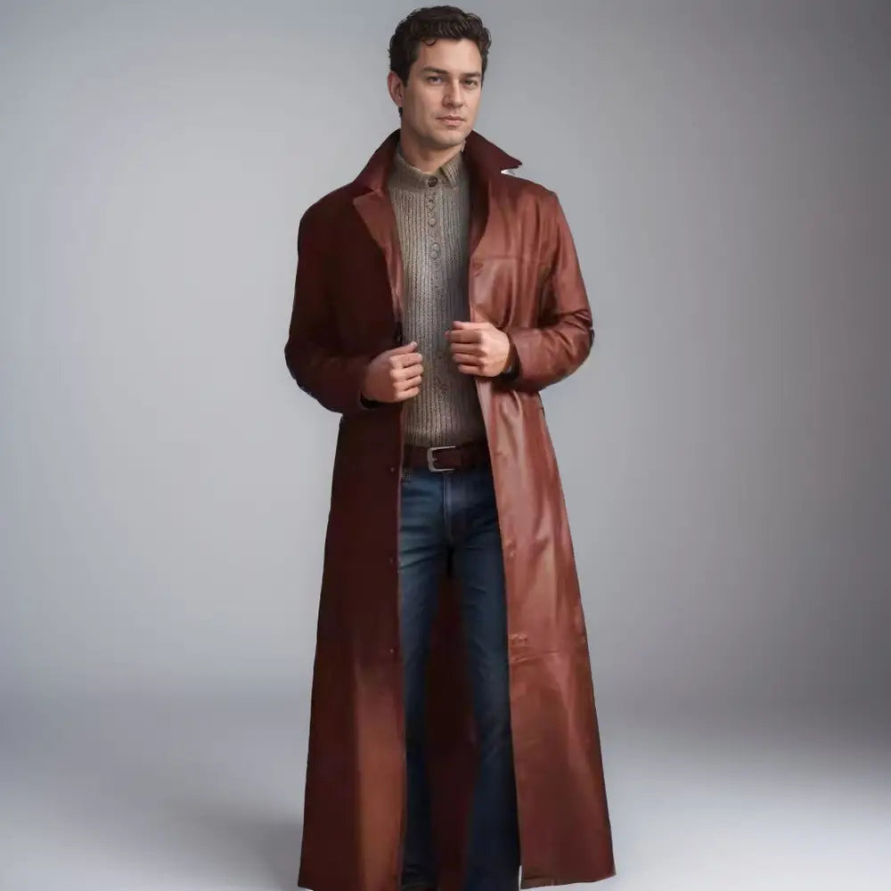 Un somptueux trench-coat en cuir bordeaux profond pour homme, avec col classique et manches longues, présenté dans la collection longues vestes en cuir goth pour hommes.