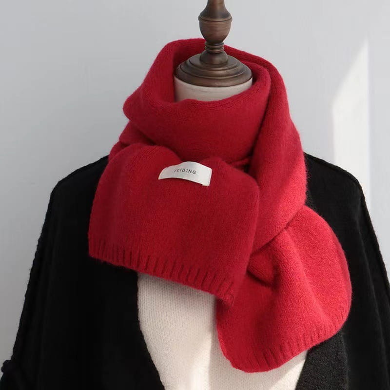 Una bufanda de invierno tejida en rojo vibrante y esponjosa para hombres y mujeres, con borde acanalado, colocada sobre el cuello de un maniquí con una pequeña etiqueta blanca que dice jiding.