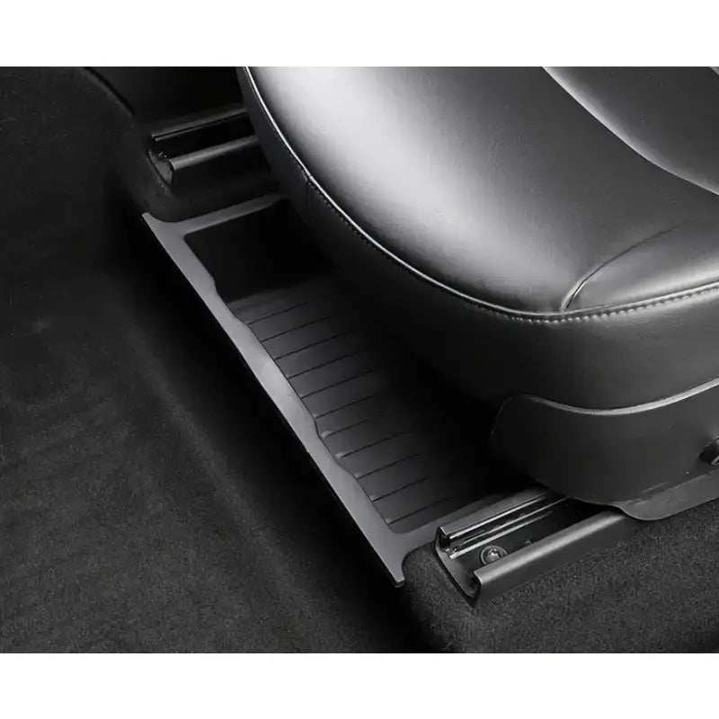 Schwarze Gummi-Unter­sitz-Auto-Organizer-Aufbewahrungs-Schubladenwanne mit gerippter Struktur und Metall-Befestigungswinkeln.