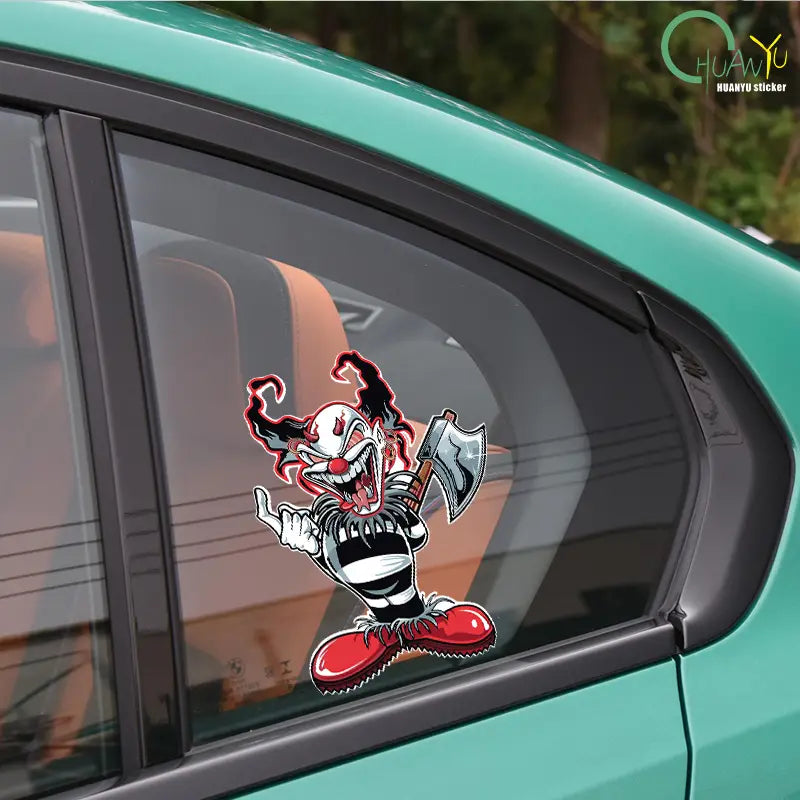 Autocollant de voiture de clown maléfique imperméable représentant un clown de dessin animé aux vêtements rayés noir et blanc, des chaussures rouges, une grimace sanglante et tenant une hache.