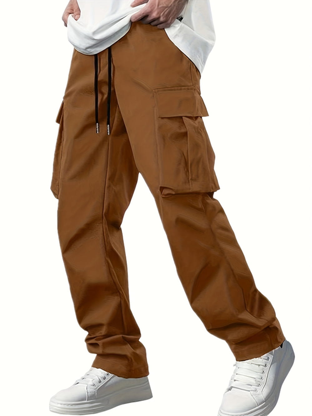 Herren-Cargohose in Braun mit lockerer Passform für lässige Arbeitskleidung, mit mehreren Taschen und schwarzen Kordeln, ausgelegt für Langlebigkeit und Komfort.