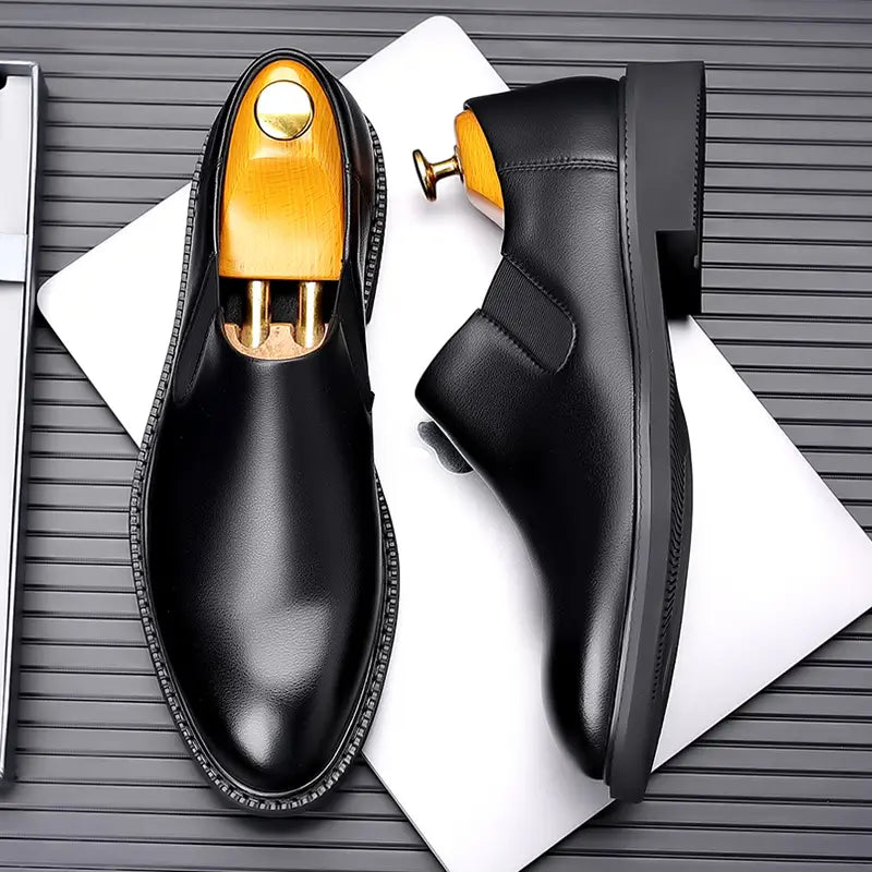 Chaussures habillées à enfiler en cuir pour hommes, marron, avec bottines Chelsea en cuir noir, conception minimaliste et finition polie et élégante, et semelles intérieures contrastantes de couleur dorée.