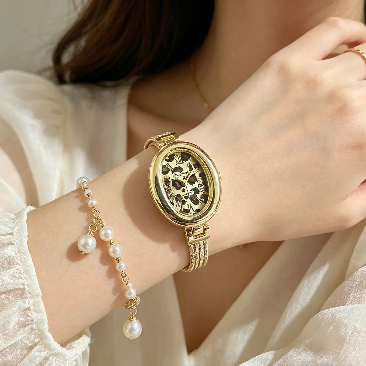 Women's Watch with Oval Dial, Quartz Bracelet Watch, Roman Numerals, Compact and Exquisite, Trendy, Casual, Versatile Wristwatch