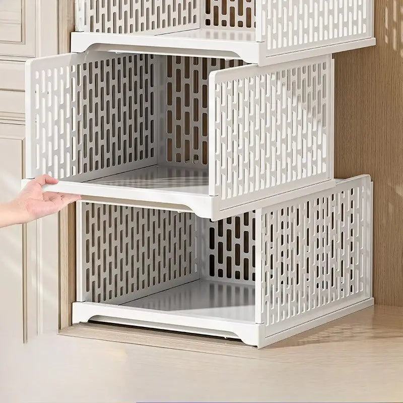 Bacs de tiroirs d’armoire empilables en plastique blanc, modulables, avec un design perforé pour un rangement pliable et une organisation soignée de l’armoire.