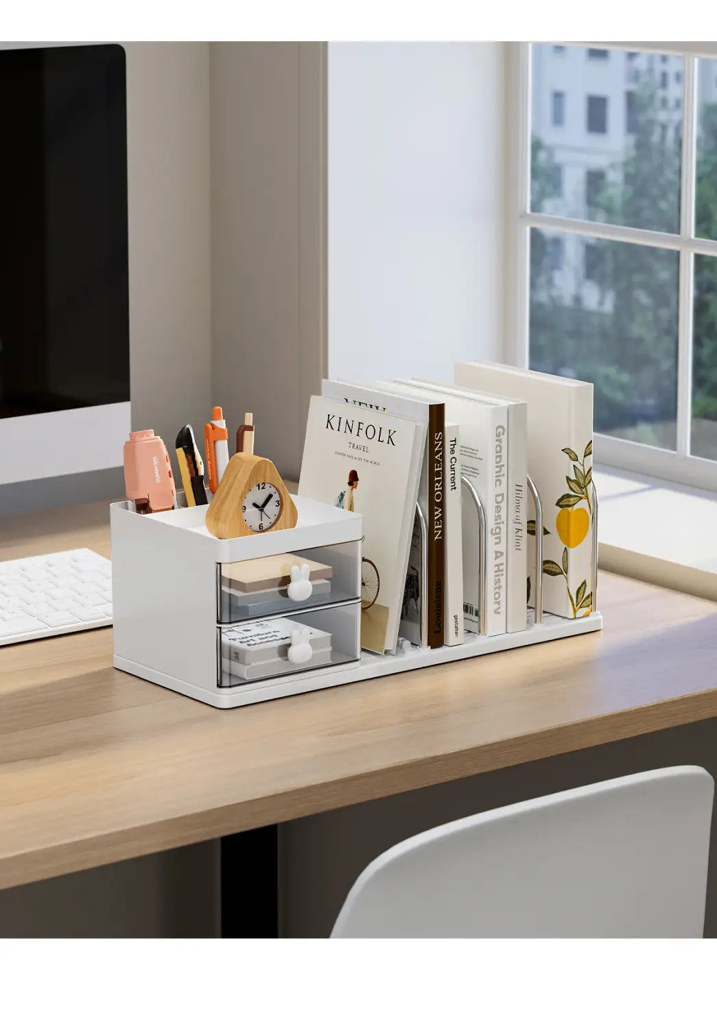 Organisateur de bureau en plastique blanc pour livres avec horloge, deux tiroirs transparents et une section bibliothèque contenant des livres.