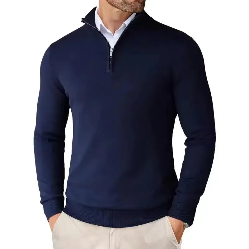 Pull-over homme bleu marine à col zippé au quart, coupe slim, en maille douce, conçu pour une coupe à la fois élégante et confortable.