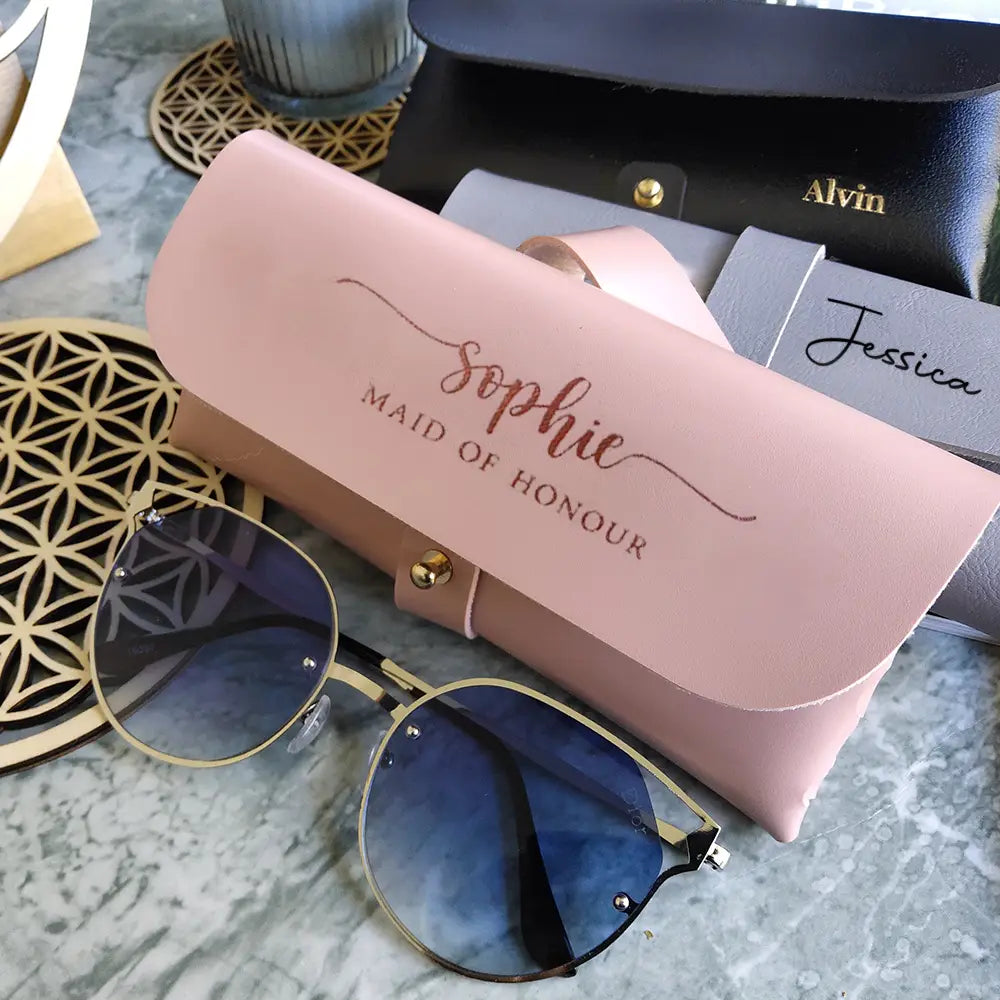 Étui à lunettes de soleil en cuir rose, gravé « Sophie, demoiselle d’honneur » en lettres dorées, étui à lunettes en cuir sur mesure, cadeau personnalisé pour demoiselle d’honneur