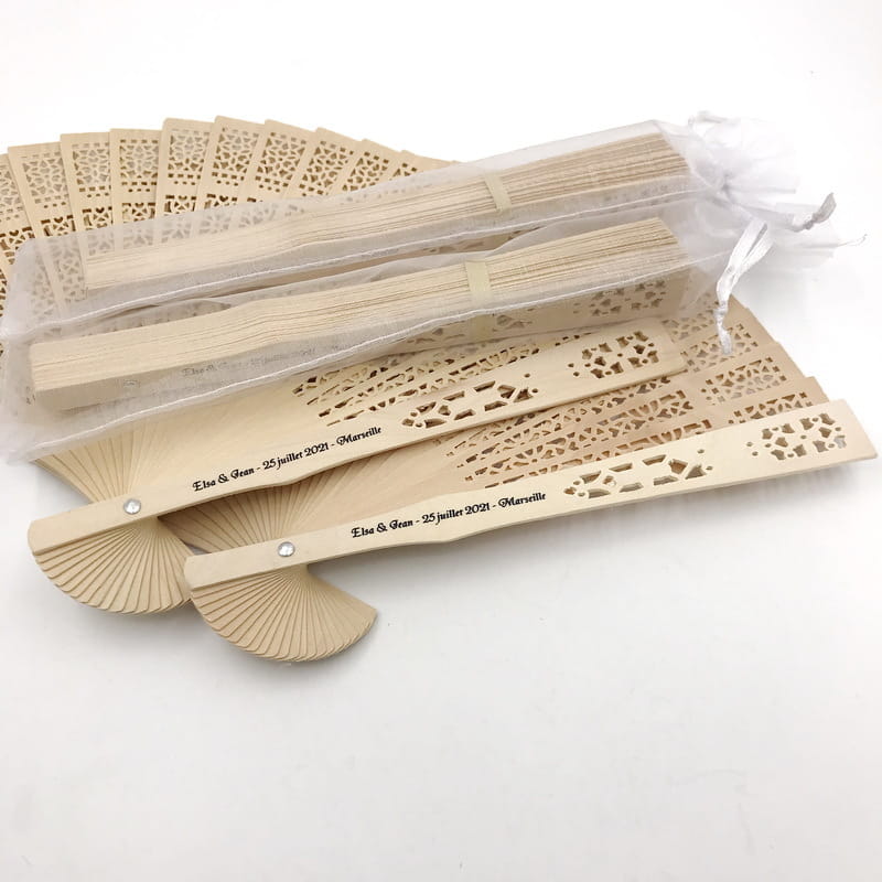 Éventails de mariage en bois beige avec des découpes fines, de style dentelle, et un texte gravé personnalisé, pour des faveurs gravées en grande quantité.
