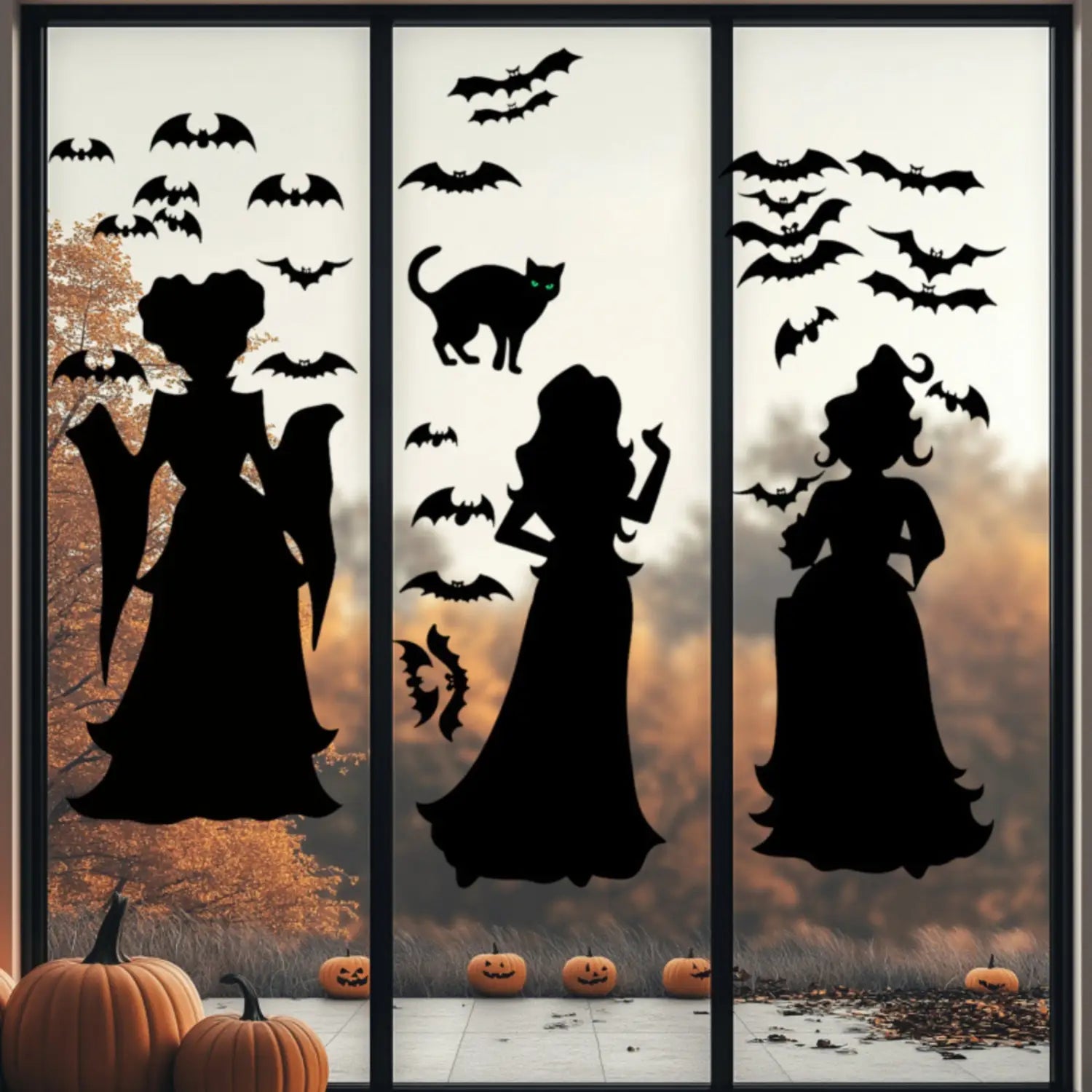 Pegatinas de pared para Halloween en color negro con siluetas de brujas, un gato con ojos verdes brillantes y murciélagos en vuelo para la decoración de ventanas del salón.
