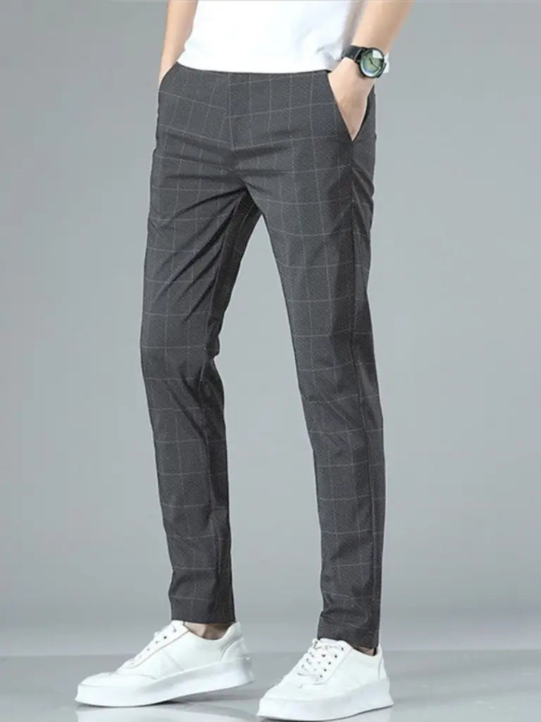 Costume d’affaires pour homme en soie glacée : pantalon à carreaux gris foncé, coupe ajustée et texture subtile, pour un usage décontracté.