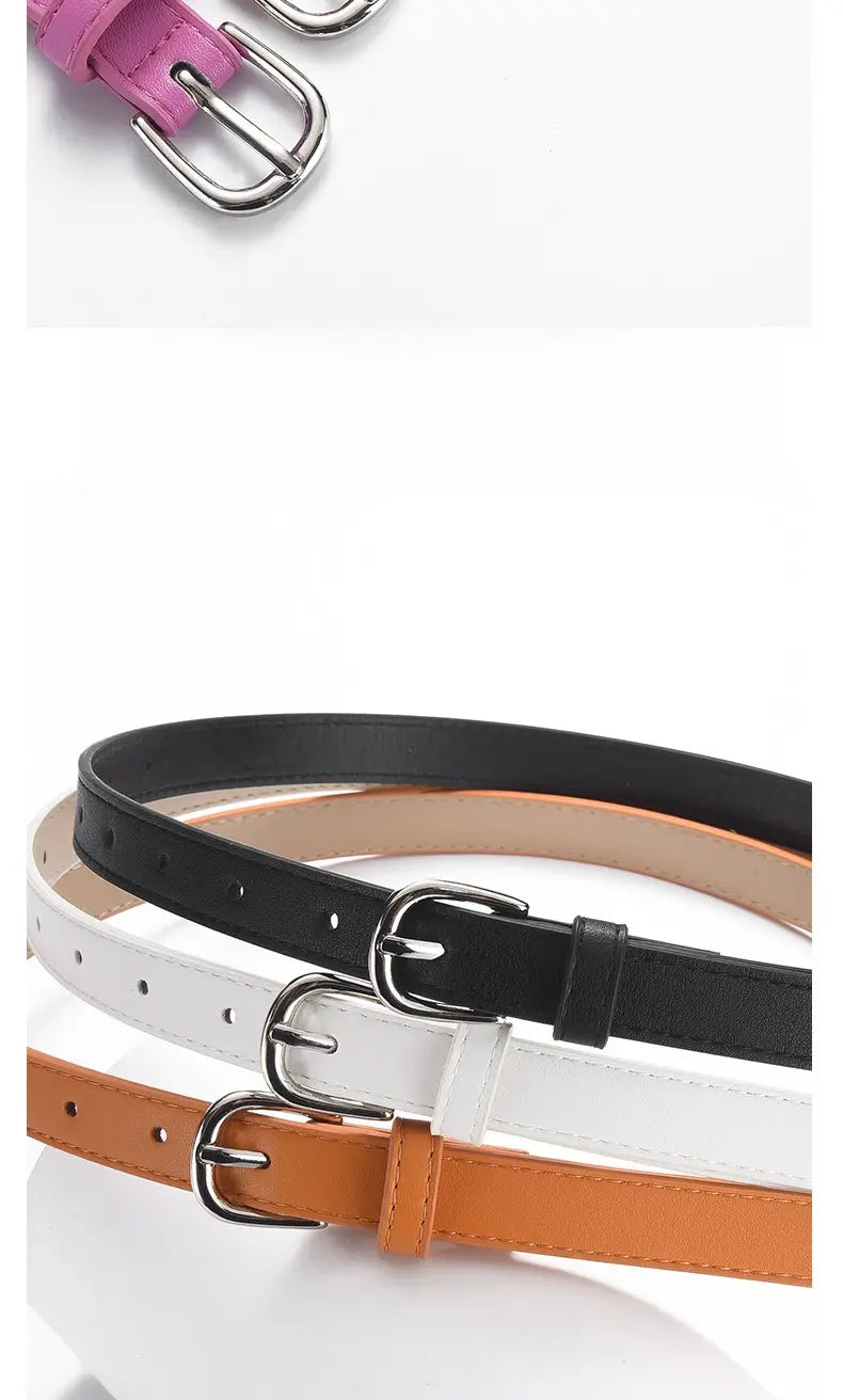 Un lot de trois ceintures plates fines en cuir noir blanc et camel, avec des boucles à tons argentés, pour un usage polyvalent pour femmes.