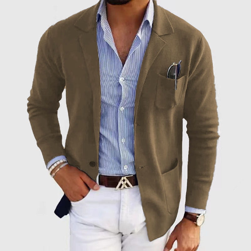 Chaqueta tipo blazer en color verde oliva, de ajuste entallado, con tejido texturizado, solapas tipo púa y diseño de chaqueta de traje de una sola fila de botones para hombre.