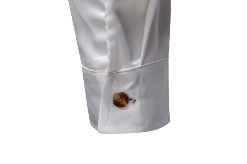 Herrenhemd mit goldfarbenem Besatz aus Satin mit einem weißen Baumwoll-Manchettenabschluss mit einem einzelnen braunen Knopf.