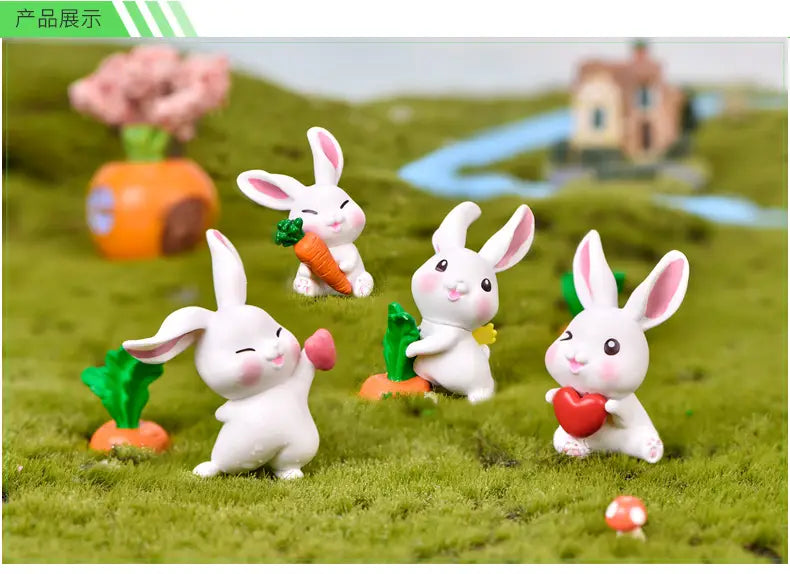 Figurines miniatures en résine de lapin en plastique blanc, avec des oreilles internes et des joues roses, chacune dans une pose ludique différente, tenant des carottes ou un cœur rouge, conçues pour la décoration d’un jardin féerique.
