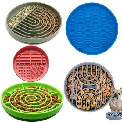La imagen muestra cuencos de comedero lento de silicona de colores para perros, con diseños en espiral y laberinto, junto con una mochila de viaje para mascotas de tela Oxford para caminatas y suministros para mascotas.