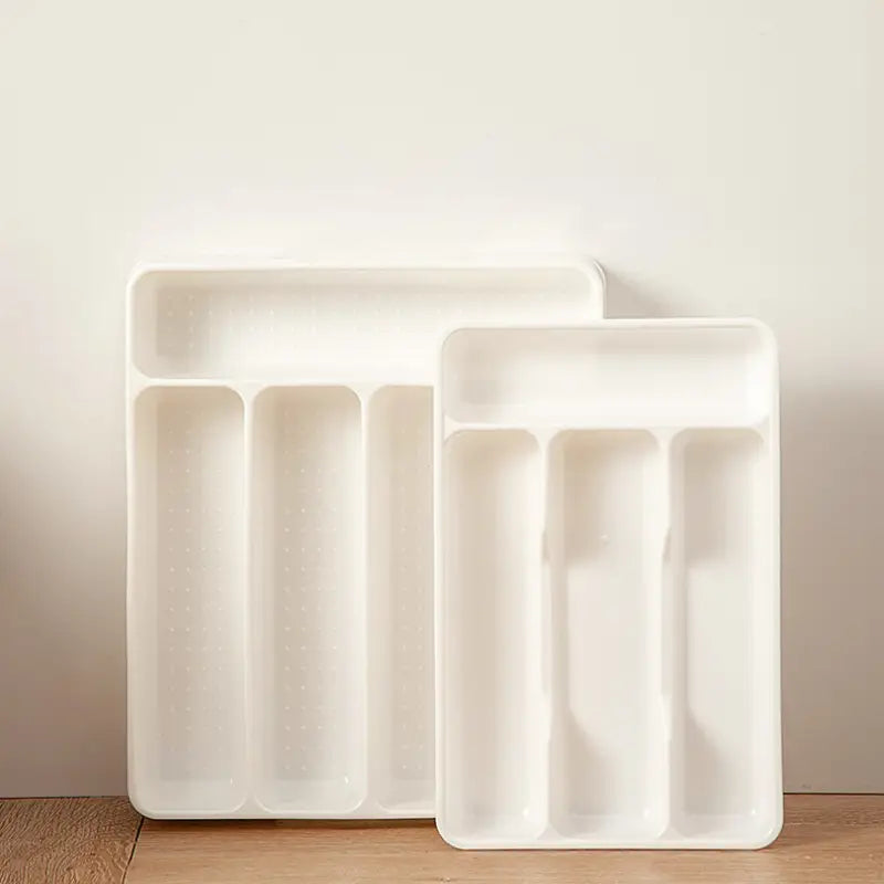 Bac d’organisation réglable pour ustensiles de cuisine en plastique blanc, pour tiroir, avec quatre compartiments pour un rangement et une organisation efficaces.