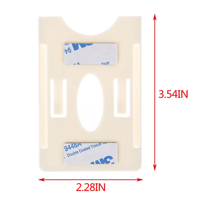 Soporte para tarjeta en el parabrisas de plástico color crema para multas de estacionamiento con dos tiras adhesivas para su instalación, visibles desde el lado posterior.