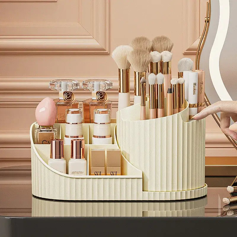 Organisateur de maquillage rotatif en plastique côtelé de couleur crème, avec des compartiments de grande capacité pour contenir des pinceaux et des produits de soin de la peau.