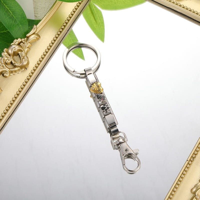 Llavero con dije de eslabones italianos con tonos plata y dorado, que presenta un diseño modular con eslabones metálicos entrelazados y un detalle de calavera para uso personalizado en bricolaje.
