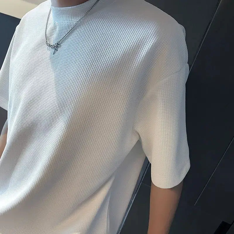 T-shirt blanc à manches courtes et col ras du cou en maille côtelée pour homme, conçu dans un tissu doux et respirant.