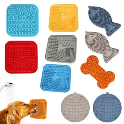 Alfombrilla de silicona naranja con forma de hueso, como accesorio para una mochila de viaje para suministros de mascotas de tela Oxford, diseñada para caminatas.