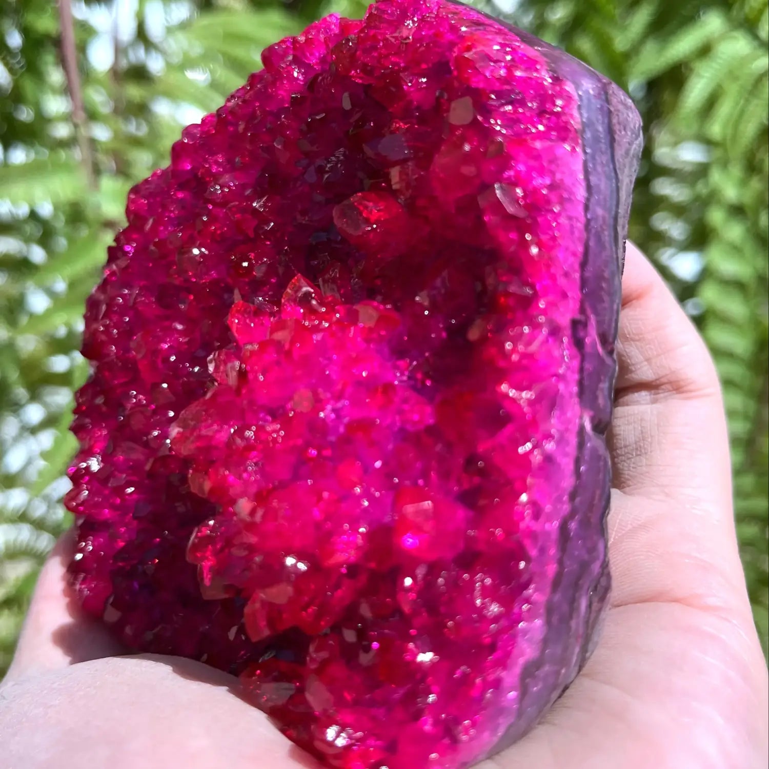 Ensemble d’amas de cristaux de géode en quartz rose fuchsia et rose pourpre profond, à la fois éclatant et orné de formations cristallines étincelantes, idéal pour la décoration intérieure.