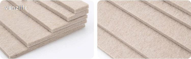 Beige Filz-Möbelgleiter als 5 mm Fußbodenschutz, ordentlich gestapelt, mit einer weichen, strukturierten Oberfläche aus dauerhaftem Filzmaterial.