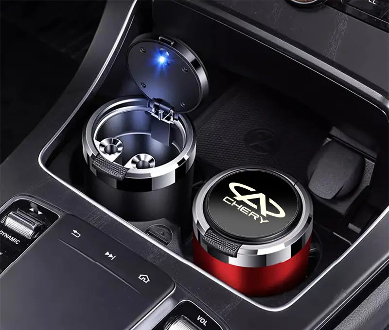 Cendrier de voiture lumineux Chery LED rouge et noir, finition métallique argentée, conçu pour une utilisation en gobelet de véhicule.