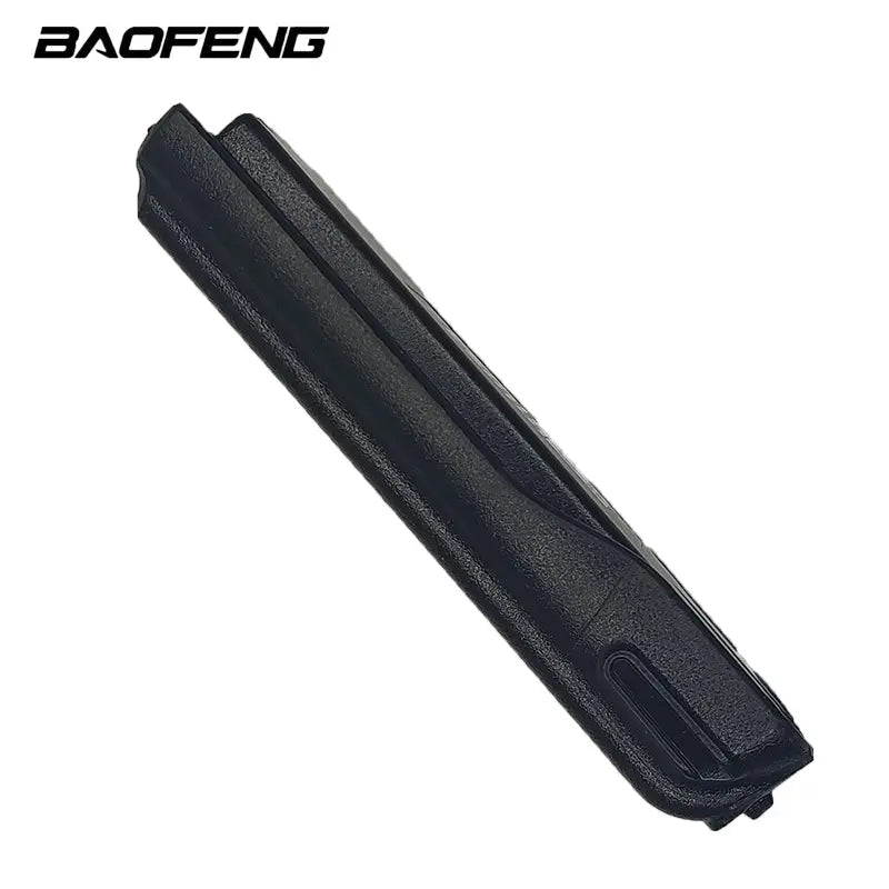 Schwarze strukturierte Kunststoff-Akkufach-Abdeckung für UV-10R von Baofeng für das UV-10R-Funkgerät mit 4800-mAh-USB-Akku; Darstellung der Rückseite des Produkts.