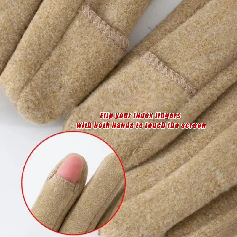 Beige Damen-Touchscreen-Winterhandschuhe aus weichem, strukturiertem Kunstfellgewebe mit verstärkten Nähten entlang der Finger für einen windabweisenden Einsatz, gezeigt von der Rückseite.