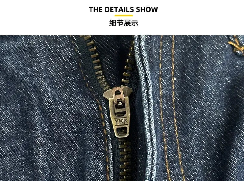 Jeans bruts en denim à jambe large à rivets pour hommes présentant une fermeture Éclair YKK de couleur bronze, des dents métalliques et une languette de tirage intégrée dans le tissu en denim bleu foncé.