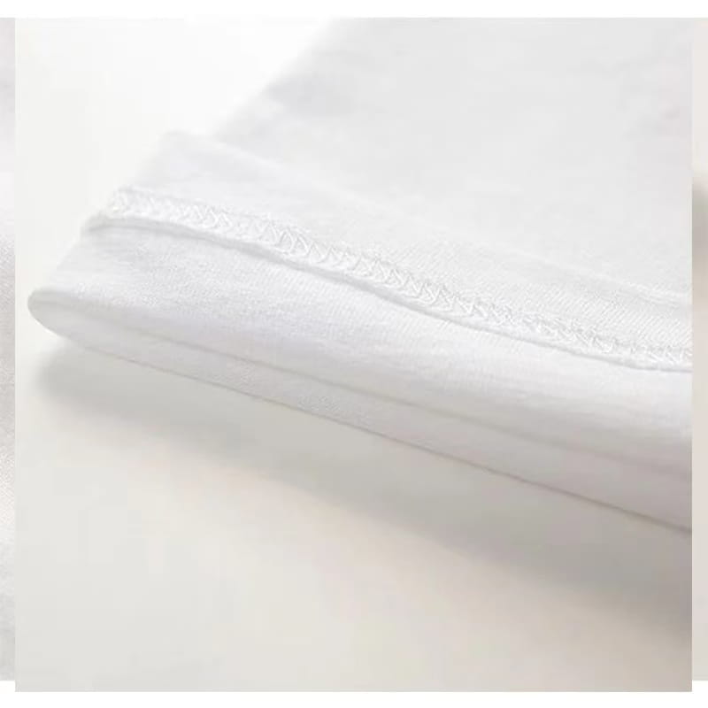 Weißes Baumwoll-Minimalist-Grafik-T-Shirt mit sauber ausgeführter, doppelt abgesteppter Saumdetailausführung.