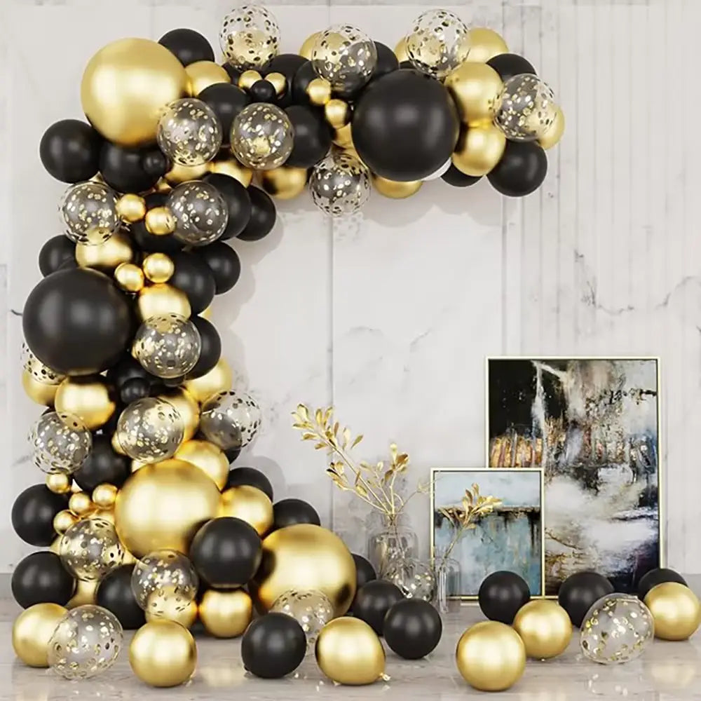 Ein luxuriöses Ballonbogen-Set aus Schwarz, Gold und Silber mit Konfetti, mit massiven sowie mit Glitzer gefüllten Ballons – perfekt für Partys.
