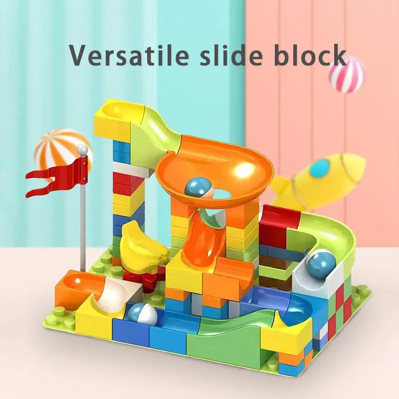 ensemble de piste de circuit de billes en blocs de construction comprenant des éléments en plastique colorés, avec une goulotte orange centrale, des pistes bleues et vertes, un mât rouge, une fusée jaune et une balle rayée, pour un jeu créatif