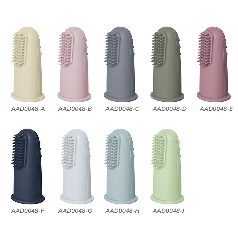 Weiche Silikon-Babysfingernzahnbürsten in Pastell- und gedämpften Tönen mit sanften Borstenköpfen, ausgelegt für die Reinigung der Babyzähne; BPA-frei.