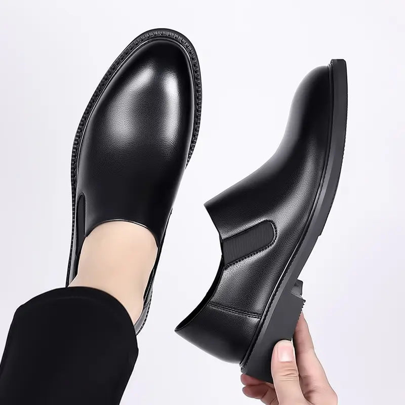 Chaussures habillées à enfiler en cuir pour hommes, marron, avec bottines à enfiler en cuir noir, finition polie et élégante, et panneaux latéraux élastiques pour un enfilage facile.