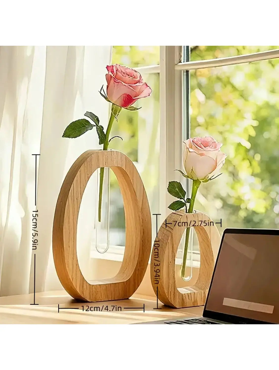 Moderne ovale Holz-Bud-Vase mit einem klaren Glaseinsatz, in dem eine einzelne rosa Rose steckt, für die Schreibtischdekoration.