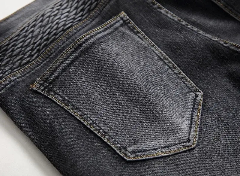 Jeans de moto pour hommes, coupe slim délavée, en denim gris foncé, avec une ceinture tissée texturée et des surpiqûres contrastées.